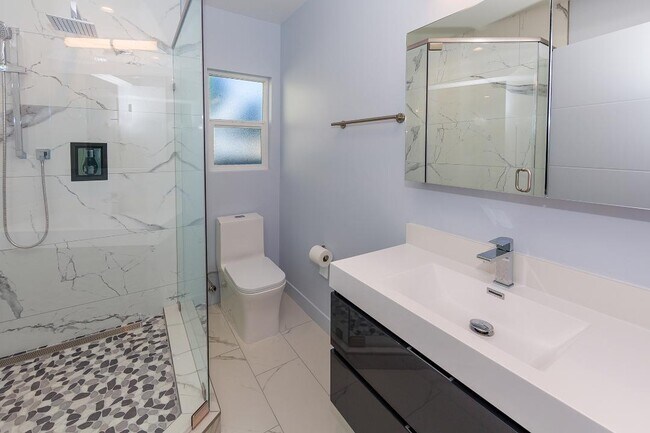 Building Photo - 6850 Encino Ave