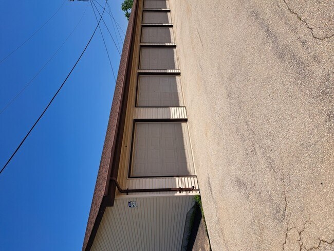 Building Photo - 907 Tayco St