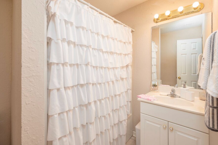 Building Photo - 923 Saint Andrews Ln