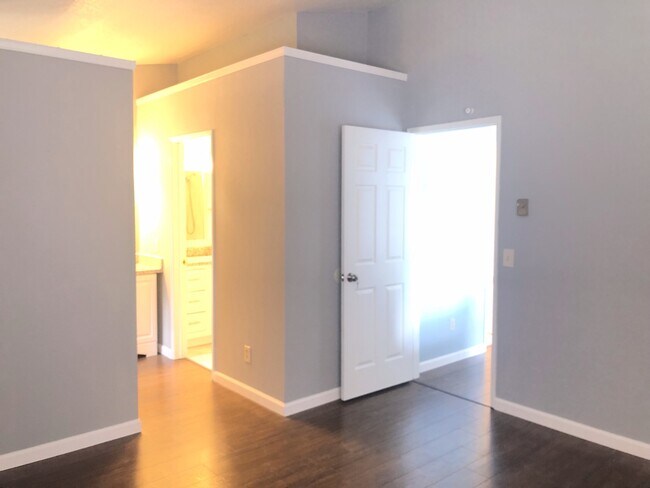 Building Photo - Bellevue Townhouse