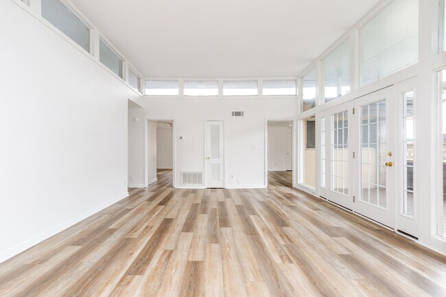 Building Photo - 346 Carpenter Dr NE