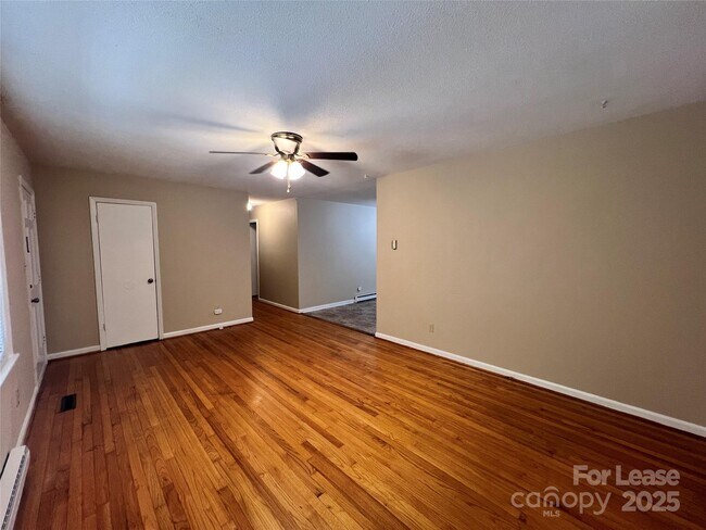 Building Photo - 821 Brookwood St