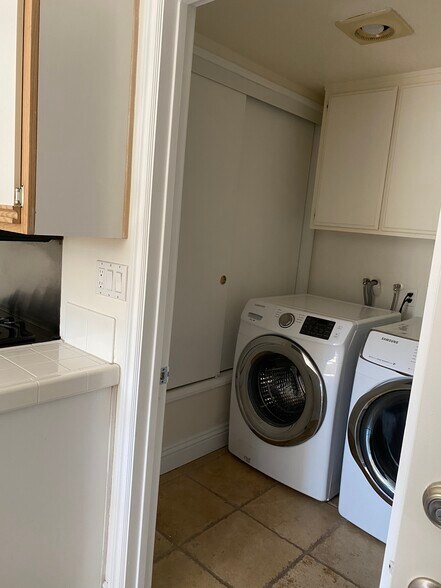 Building Photo - 14 Hillgate Pl