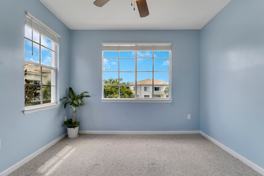 Building Photo - 4302 Myrtlewood Cir E