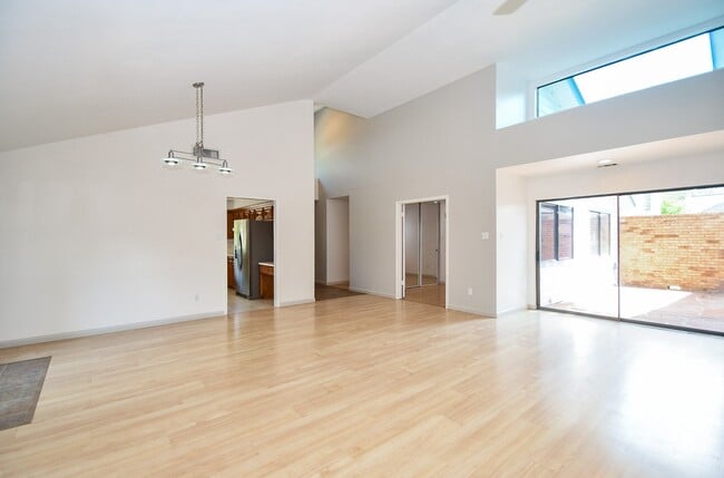 Building Photo - 15803 Lakedale Dr