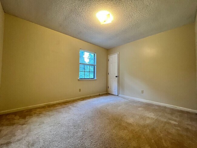 Building Photo - AVAILABLE EARLY APRIL 2026! (No Pets)