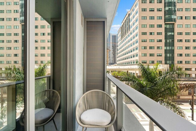 Building Photo - 121 NE 5th St