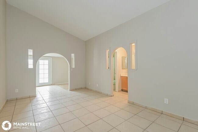 Building Photo - 737 E Oregon St