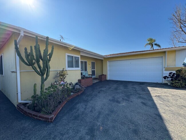 Building Photo - COMING SOON - Charming 3 bedroom 2 bath townhouse