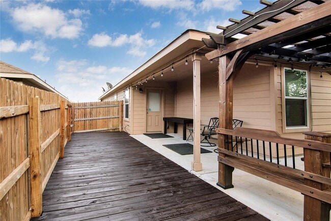 Building Photo - 704 Red Tails Dr