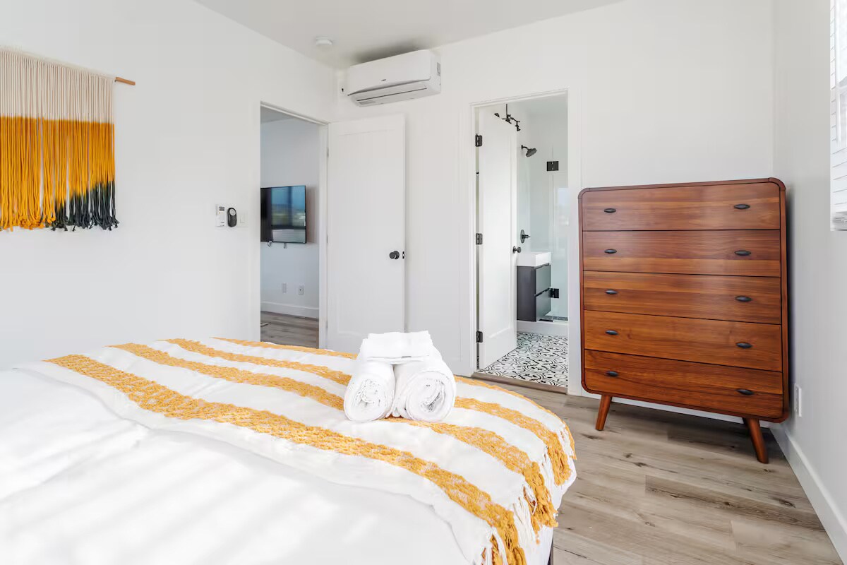 Building Photo - 331 1/2 N Alexandria Ave