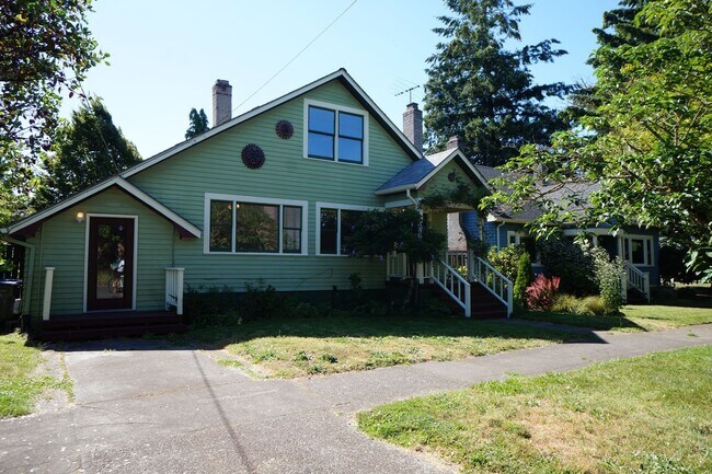 Building Photo - NE Portland 3 bedroom Rose City Park