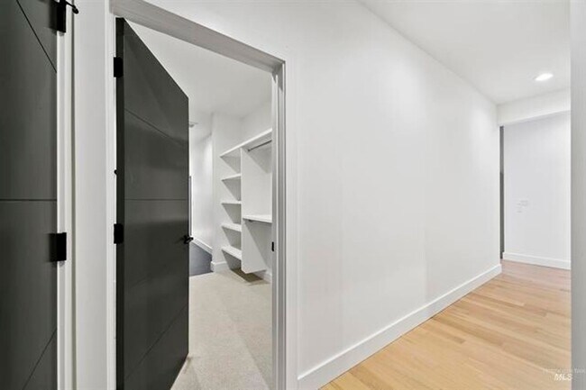 Building Photo - AstoriaTownHome