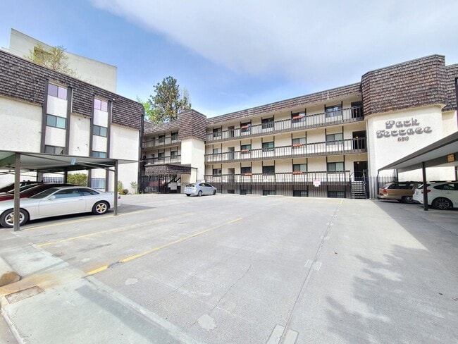 Building Photo - $1,650 - 2 Bed / 2 Bath Spacious Top Floor Condo (First Month Free!)