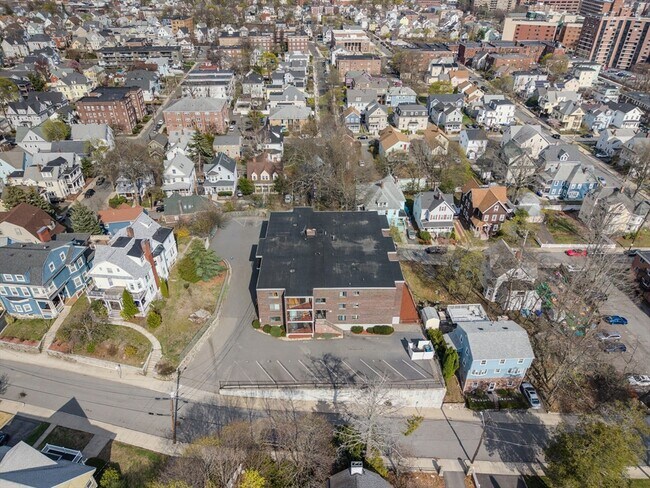 Building Photo - 27 Alpine St