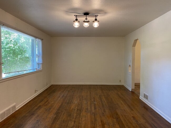 Building Photo - STUDENTS WELCOME! 3 Bedroom/ 1 Bathroom Home One Block from CSU