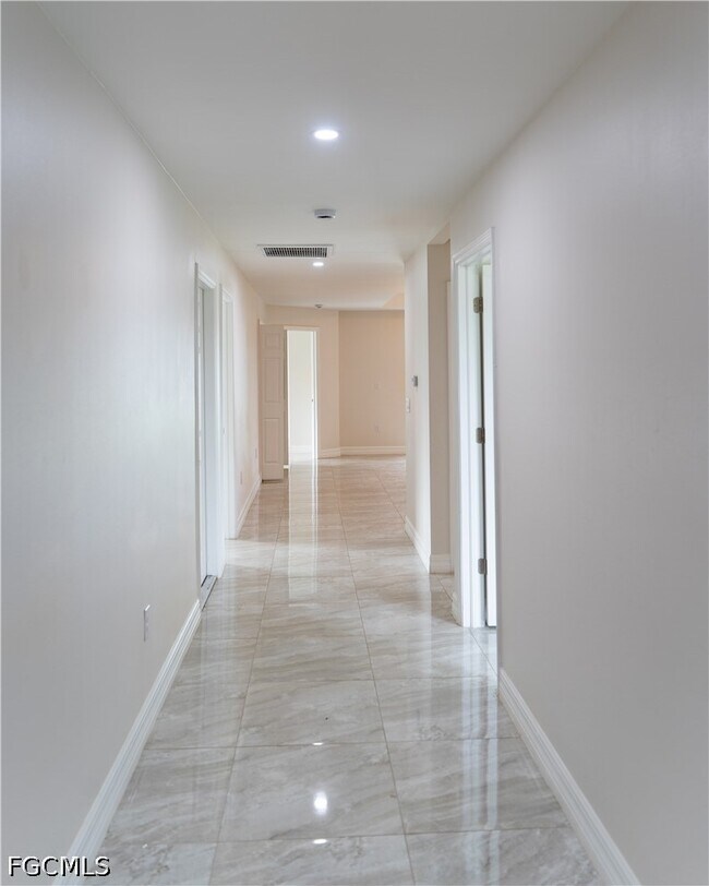 Building Photo - 941 Jaguar Blvd