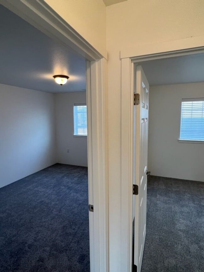 Building Photo - 2 STORY DUPLEX IN THE HEART OF PHOENIX OREGON