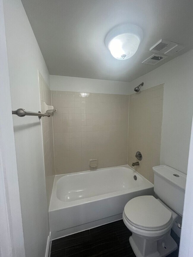 Building Photo - ONE BEDROOM ONE BATHROOM! Pool View! Waterfront Community!