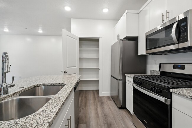 Building Photo - 470 W 15 S