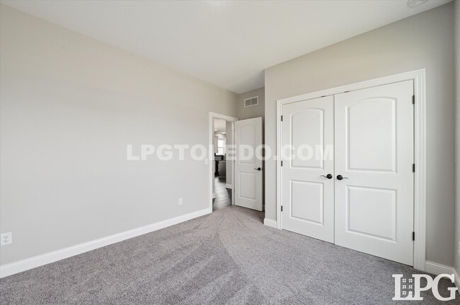 Building Photo - 1038 Stoneleigh Rd