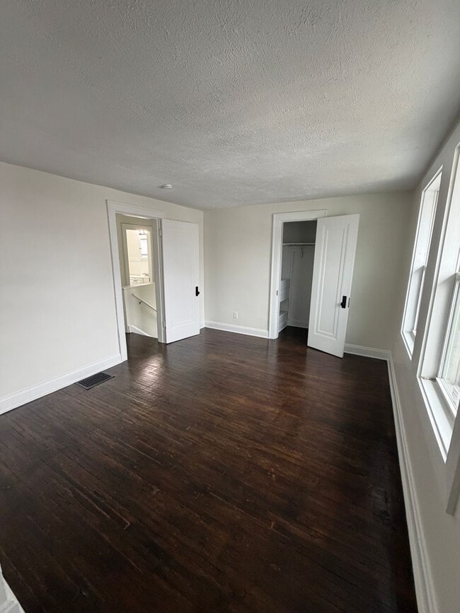 Building Photo - Freshly Renovated 2/1 in the Heart of Columbus