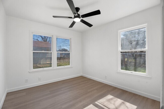 Building Photo - Fairlawn 3 bedroom, 1 bath ready for move-in