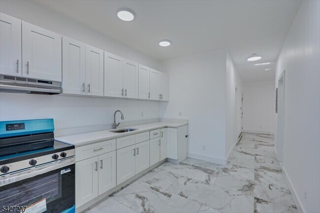 Building Photo - 520 E Jersey St