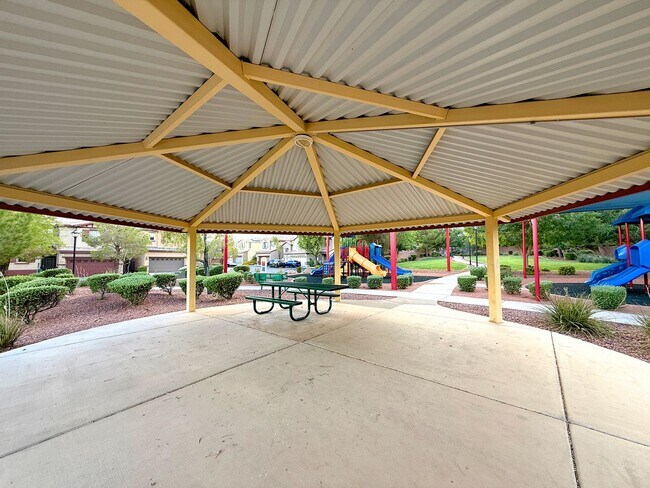 Building Photo - Beautiful 3 bedroom 2.5 bath Home in Provi...