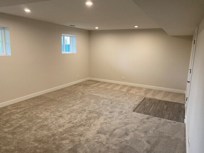 Building Photo - 772 Weller Dr
