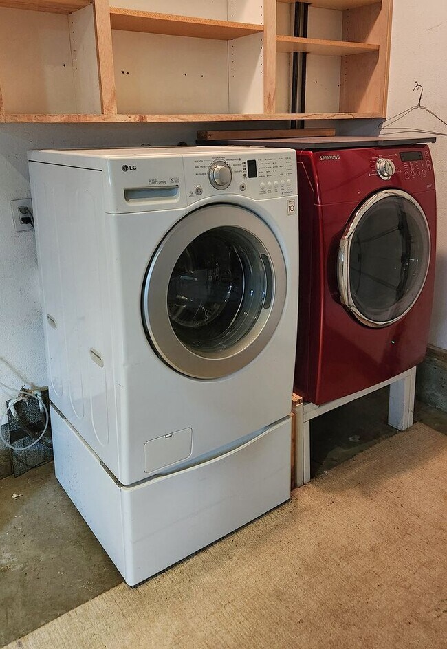 Building Photo - Gorgeous, Remodeled 3 Bed/2 Bath Mid-Century Ranch on Huge Lot – Lake Oswego!