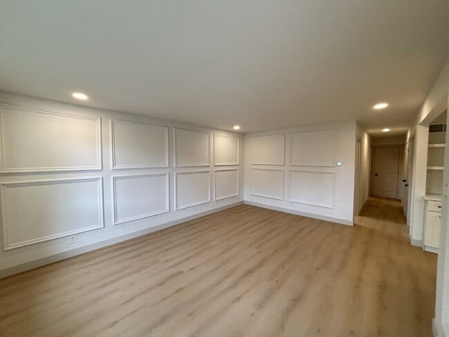 Building Photo - 946 Notre Dame Ave