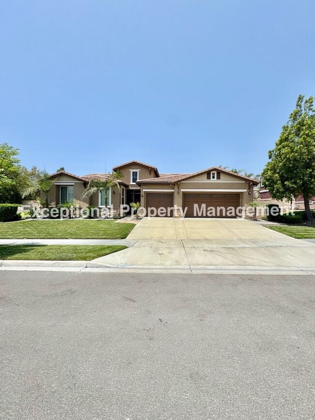 Primary Photo - Beautiful 3 bedroom 3 bathroom single stor...