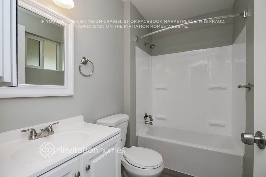 Building Photo - 2926 E Escondido Ave