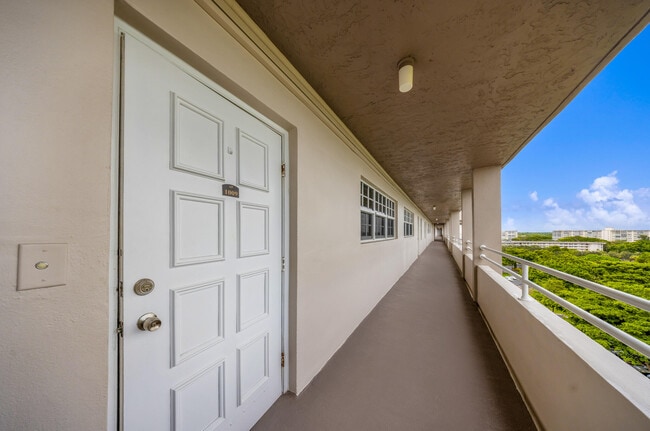 Building Photo - 575 Oaks Ln