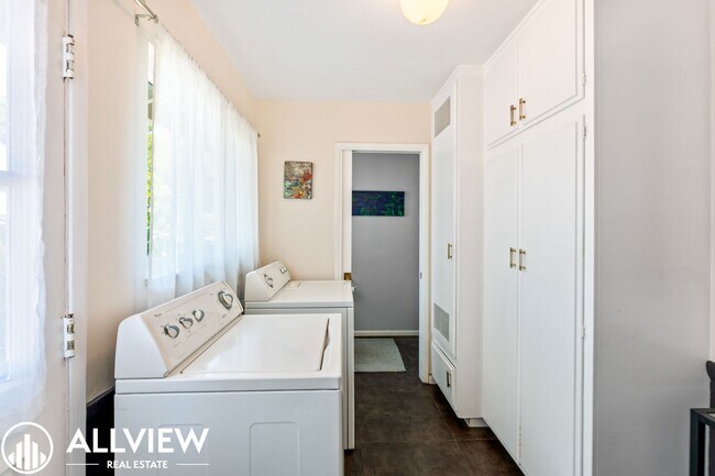 Building Photo - Exquisite 4 Bed 2.5 Bath Home in Orange!