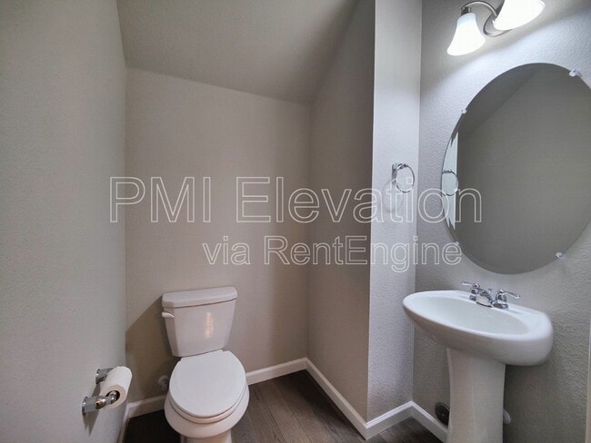 Building Photo - 530 E Dry Creek Pl