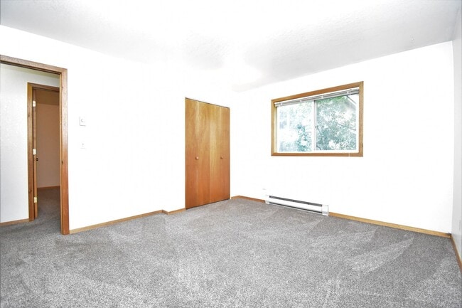 Building Photo - 2 Bed with Carport! Walk to MSU! Pet Frien...