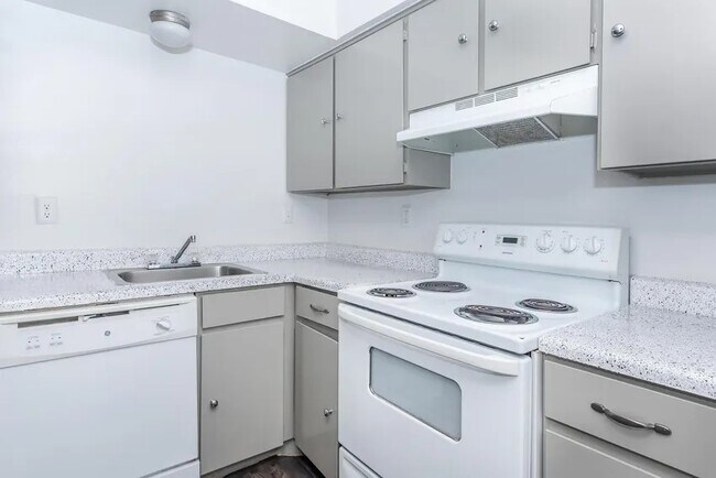 Building Photo - 4400 Memorial Dr