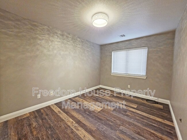 Building Photo - 3630 E Vineyard Dr N