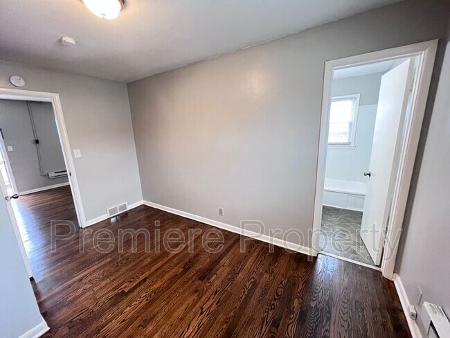 Building Photo - 833 E 21st Ave