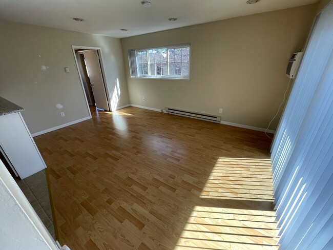 Building Photo - 1 bedroom 1 bath updated, upstairs unit-lo...