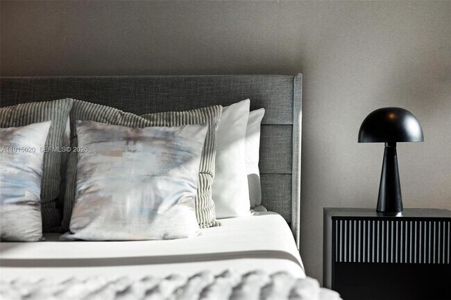 Building Photo - 77 SW 18th Terrace