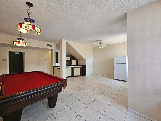 Building Photo - 6 Bedroom/3 Bath home in Black Acres