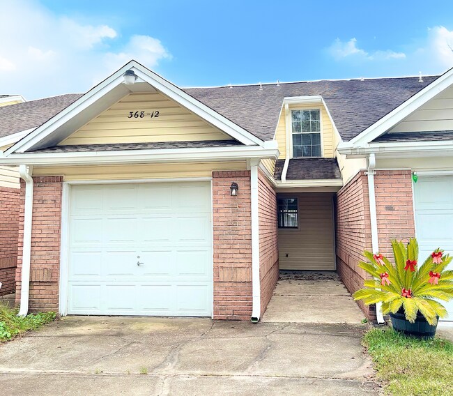 Primary Photo - "Charming 2-Bedroom Townhouse in Fort Walton Beach!"