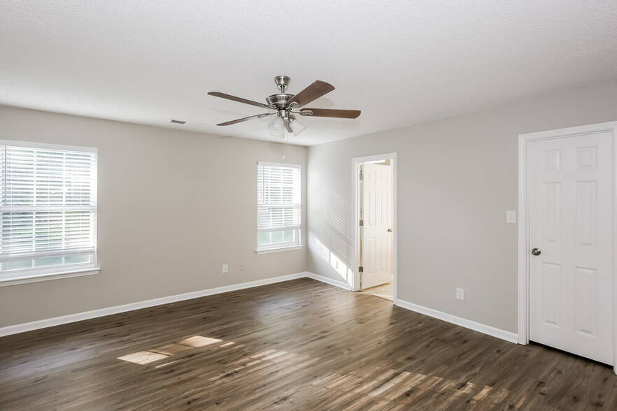 Building Photo - 4525 Staffordshire Ln
