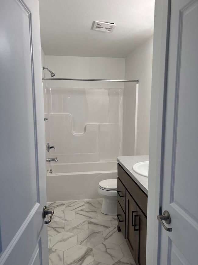 Building Photo - 4 Bed 2 Bath Single Family Home