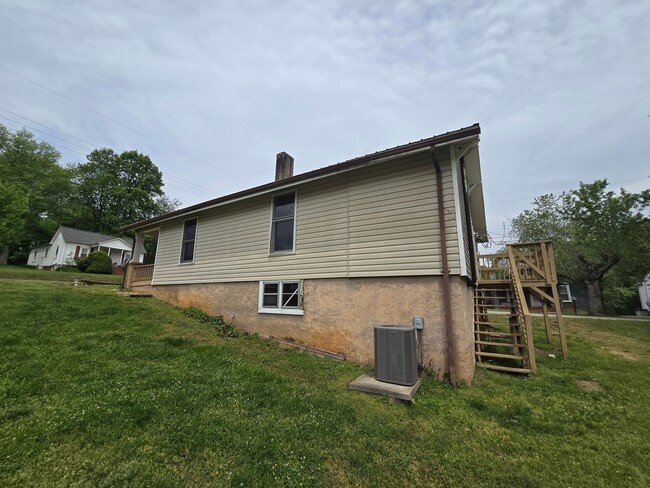 Building Photo - Charming 2bd/1ba Home In Lenoir