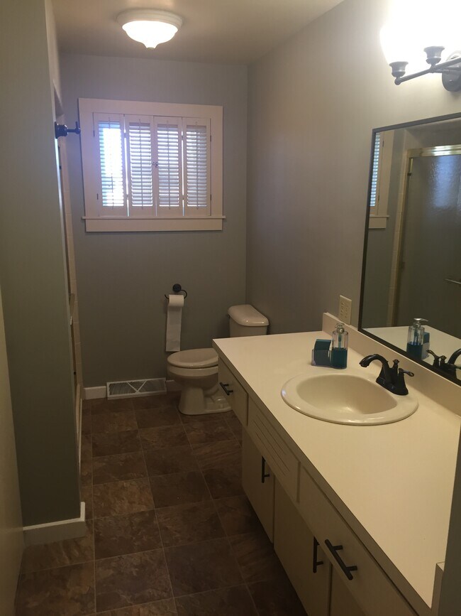 Building Photo - 3882 N Hartford Dr