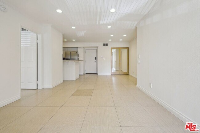 Building Photo - 5535 Canoga Ave